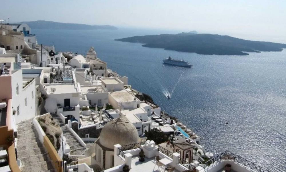 Βρετανία: Ο κορονοϊος «απειλεί» και πάλι τους Βρετανούς τουρίστες – Πώς επηρεάζεται η Ελλάδα
